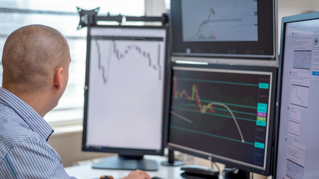 Ruang dealing dengan stasiun trading multi-monitor